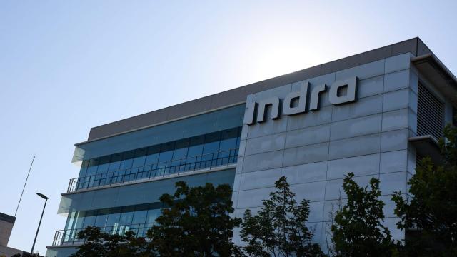 Fachada en la sede de Indra en Madrid.
