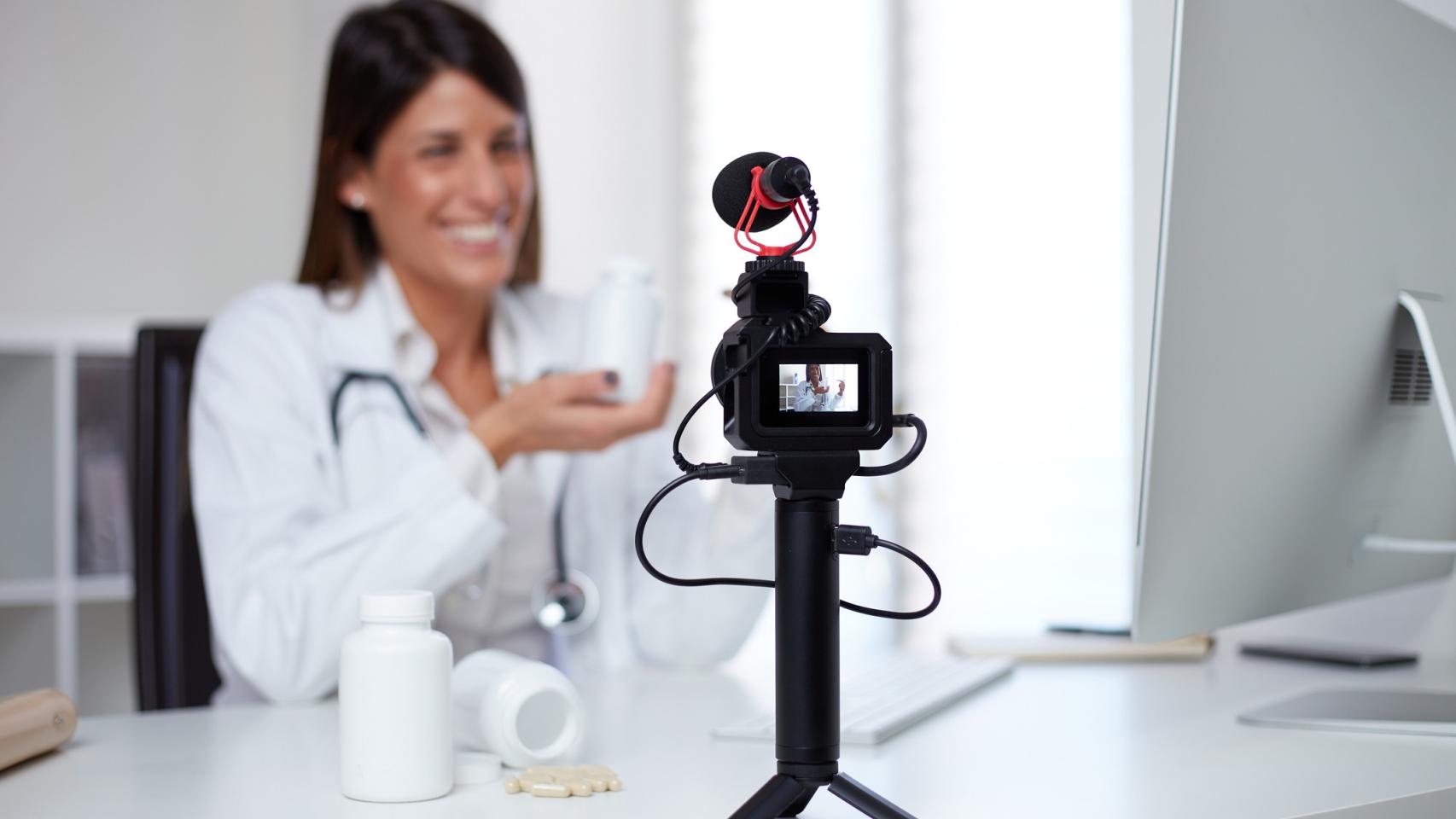 Una mujer farmacéutica grabando un vídeo.