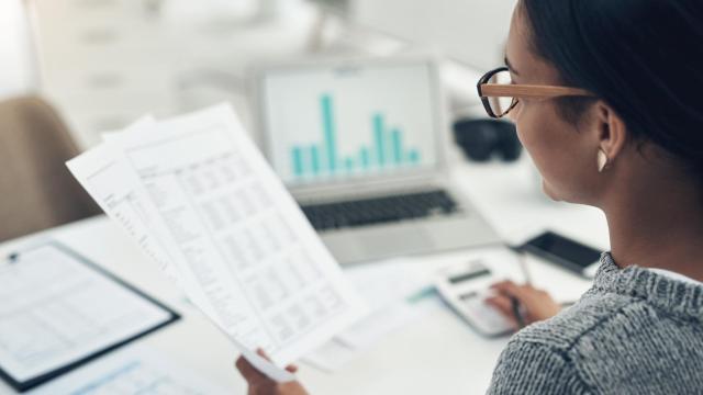 Una mujer revisa sus cuentas.