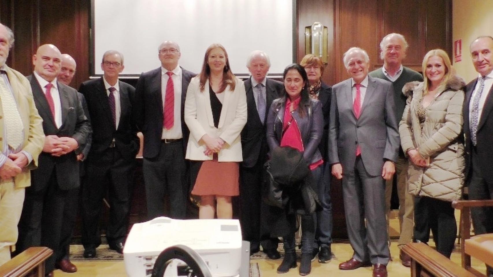 Intervinientes, miembros de la Academia y cirujanos taurinos posan en la foto tras el acto