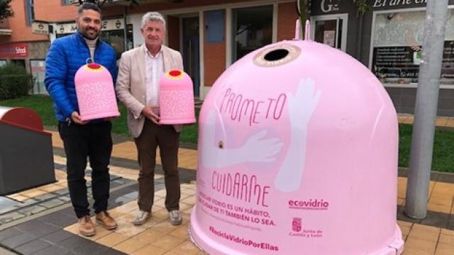 Uno de los contenedores de vidrio rosas instalados