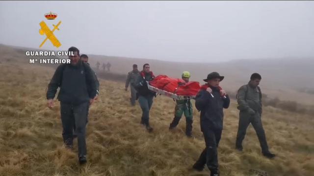 Agentes de la Guardia Civil trasladan a pie el cuerpo del piloto fallecido en Zamora