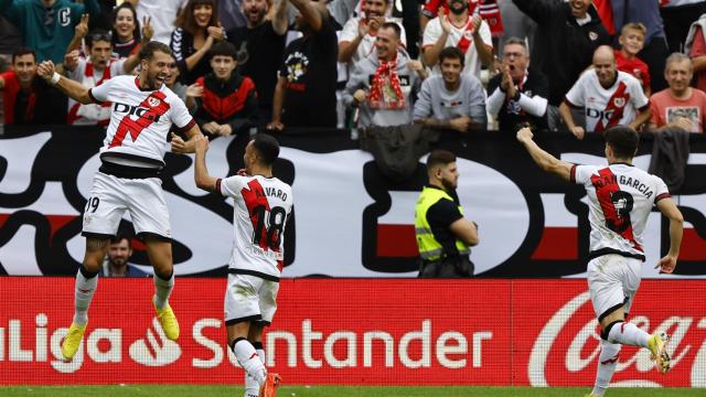 Los jugadores del Rayo Vallecano celebran la victoria.