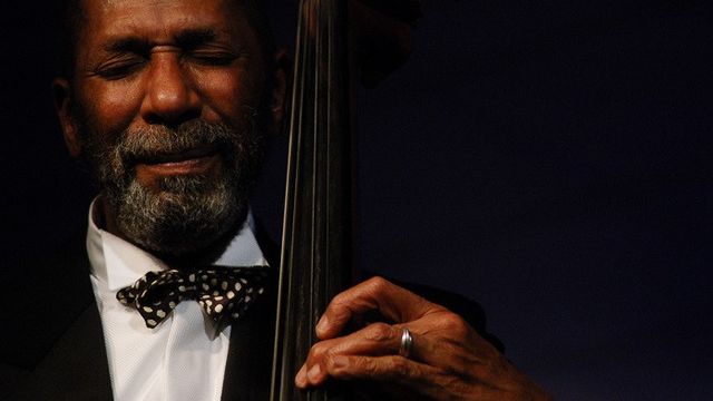 Ron Carter junto a su contrabajo