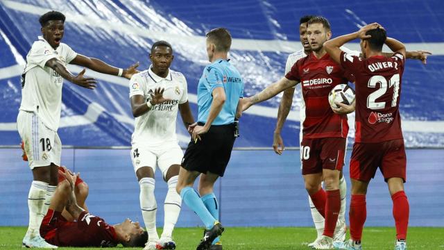 Tchouameni ve la cartulina amarilla tras una entrada sobre Lamela.