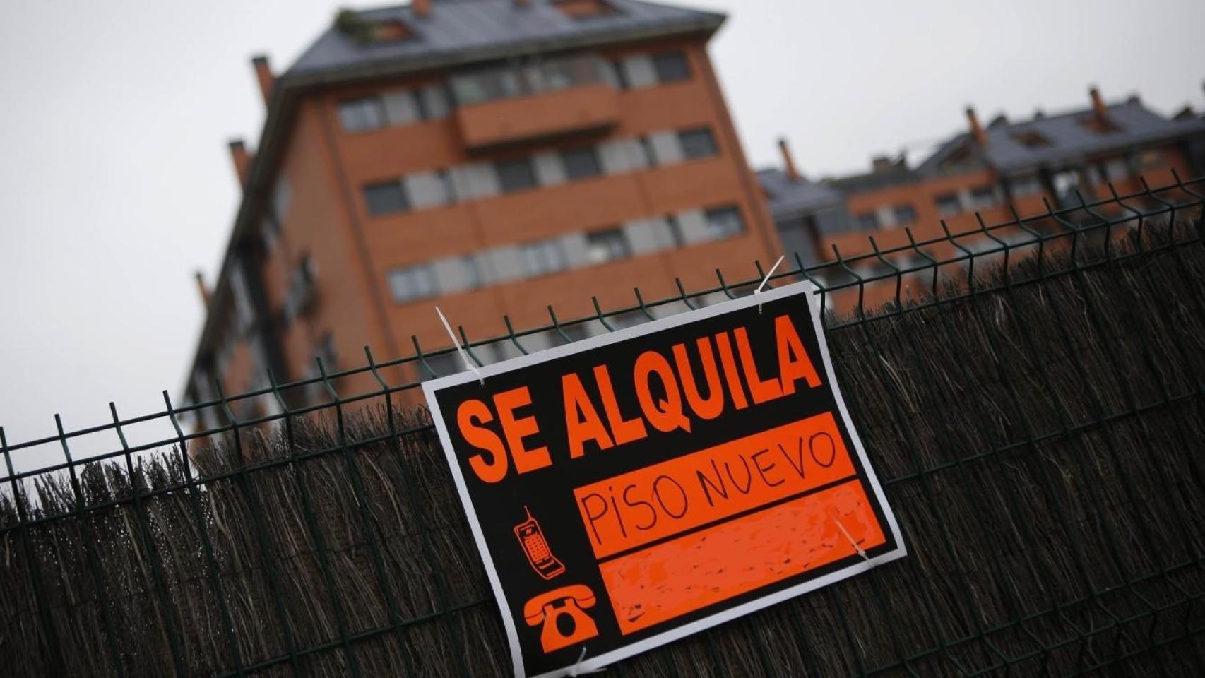 Cartel de alquiler de una vivienda.