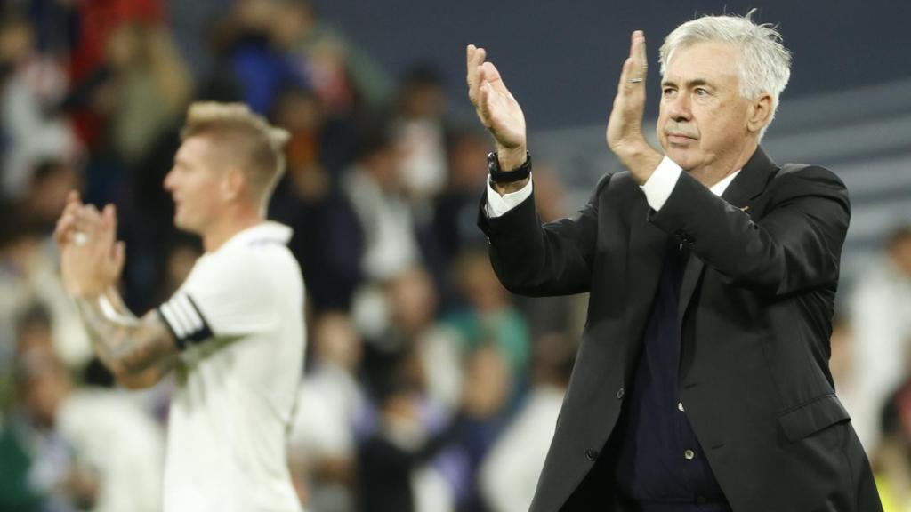 Carlo Ancelotti aplaude a la grada tras la victoria contra el Sevilla.