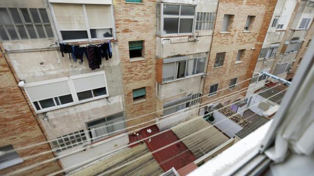 El joven se lanzó por el patio de luces de la vivienda tras matar a su pareja.