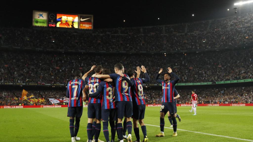 Piña de los jugadores del Barça tras el primer tanto.