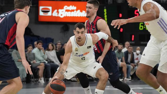 Abalde pelea un balón.