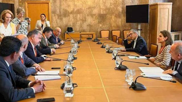 El presidente del Sindicato Central de Regantes del Acueducto Tajo-Segura, Lucas Jiménez, en Madrid, en una reunión con la ministra para la Transición Ecológica, Teresa Ribera.