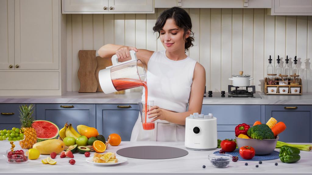 Una mujer prepara una bebida con la  Xiaomi Smart Blender.