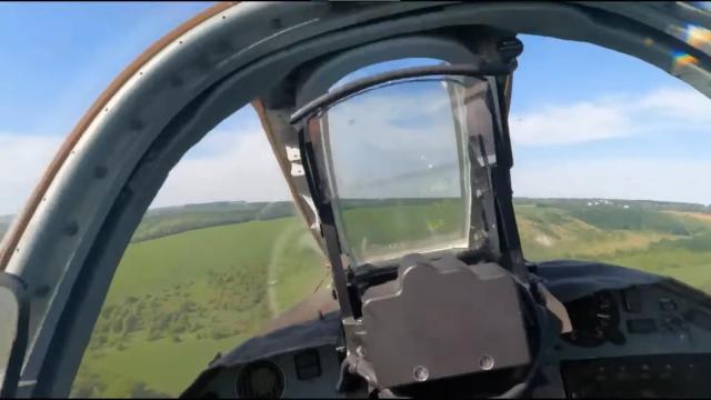 Primera persona de la cabina de mandos de un caza Su-25