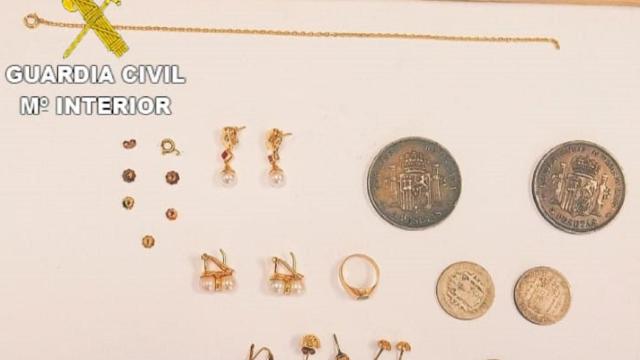 Joyas y monedas recuperadas.