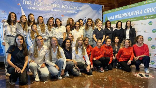 Foto de familia de la Liga Nacional Femenina de Vela.