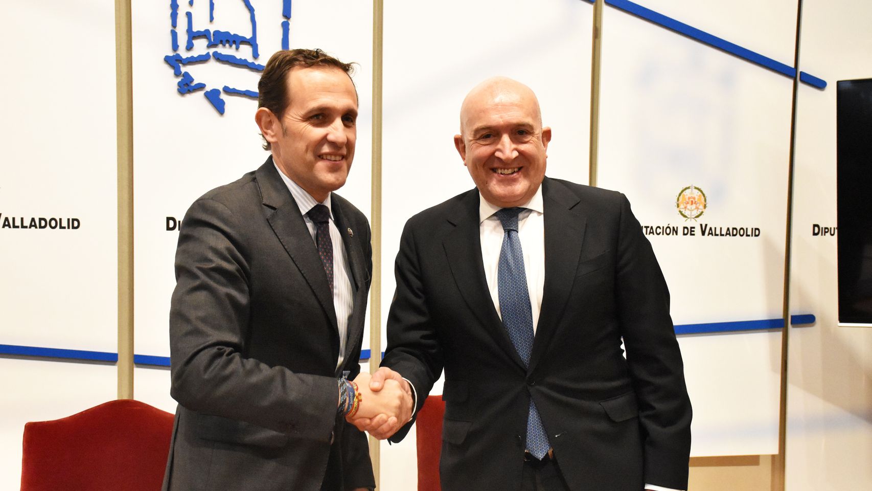 Conrado Íscar, presidente de la Diputación de Valladolid (izquierda) y Jesús Julio Carnero, consejero de la Presidencia de la Junta de Castilla y León (derecha)