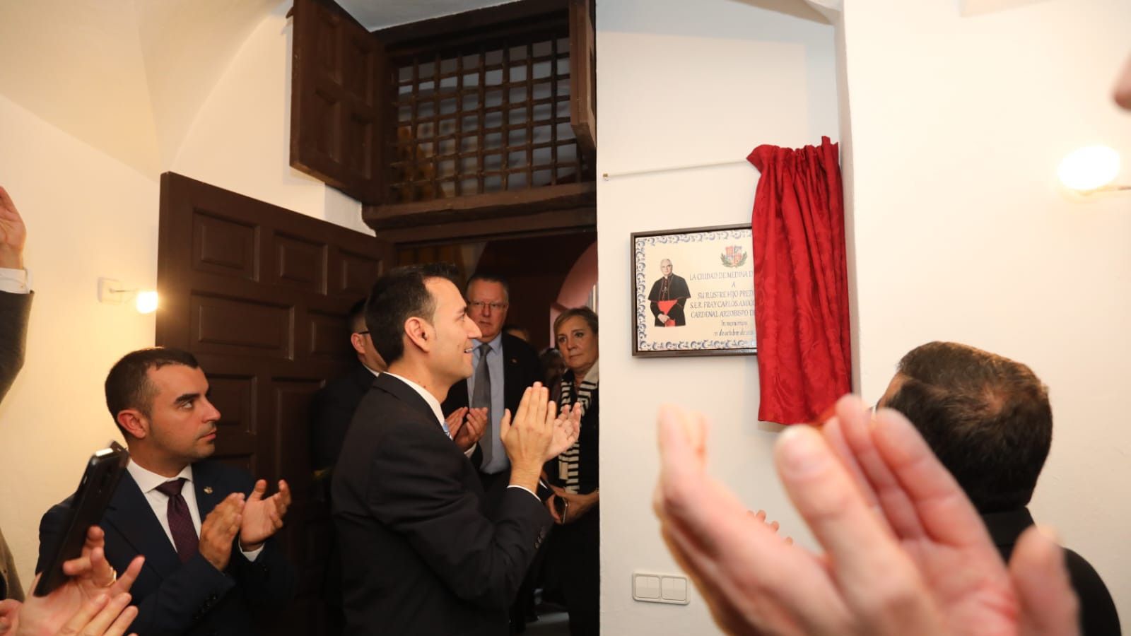 El alcalde de Medina de Rioseco, David Esteban, destapa la placa en honor a fray Carlos Amigo