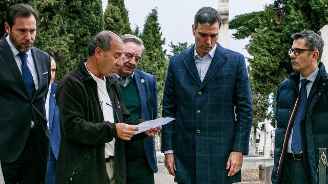 El presidente del Gobierno, Pedro Sánchez, durante su visita al memorial de las víctimas de la represión franquista en el Cementerio del Carmen de Valladolid.