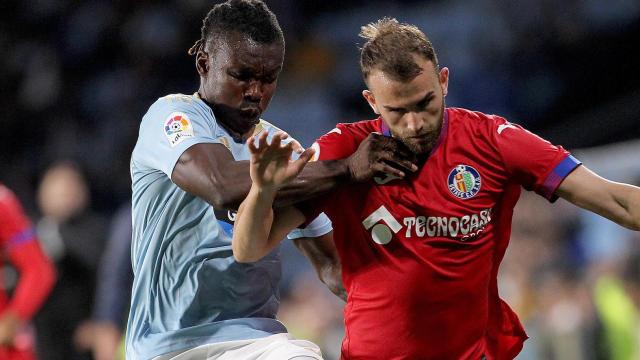 Joseph Aidoo y Borja Mayoral, en acción durante el Celta de Vigo - Getafe de La Liga 2022/2023