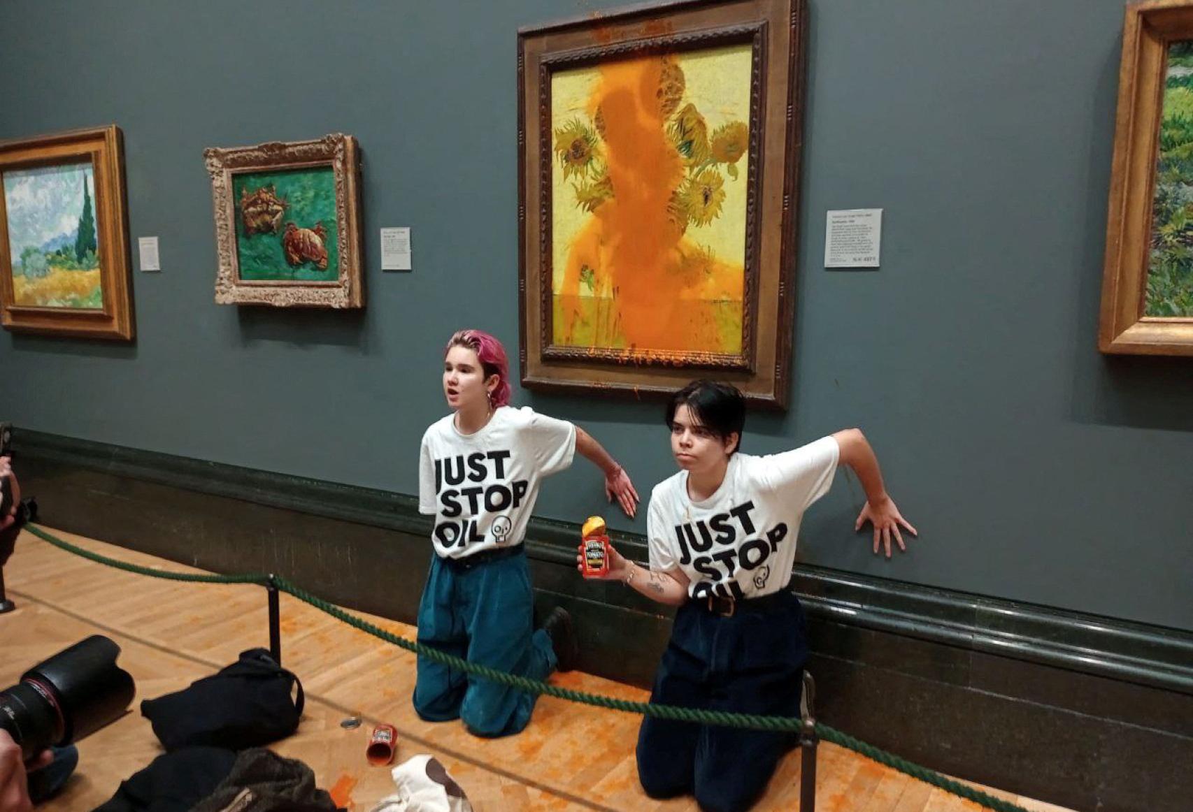 Las activistas que arrojaron sopa de tomate sobre 'Los girasoles'.