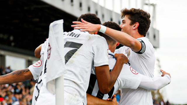 Los jugadores del Real Madrid Castilla celebran el gol de la victoria.