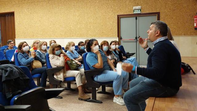 Luis Manuel Monforte se dirige a las trabajadoras de la residencia Virgen del Prado de Talavera de la Reina.