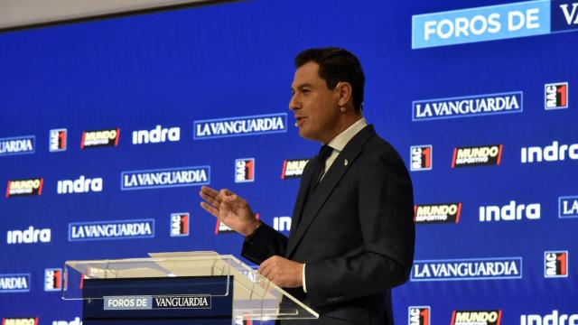 El presidente de la Junta de Andalucía, Juanma Moreno, en un foro periodístico en Barcelona.