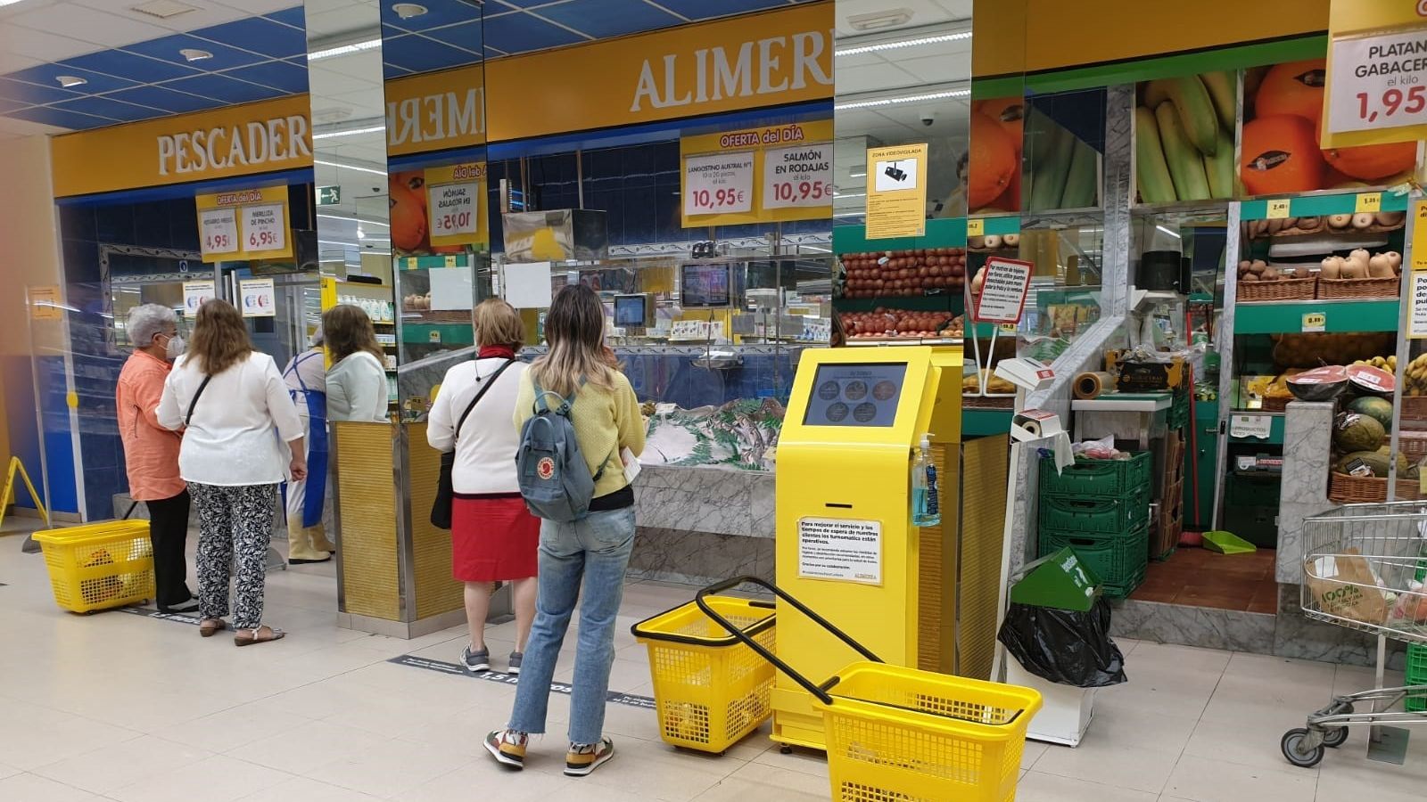 Gente comprando en un supermercado