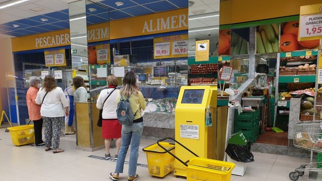 Gente comprando en un supermercado