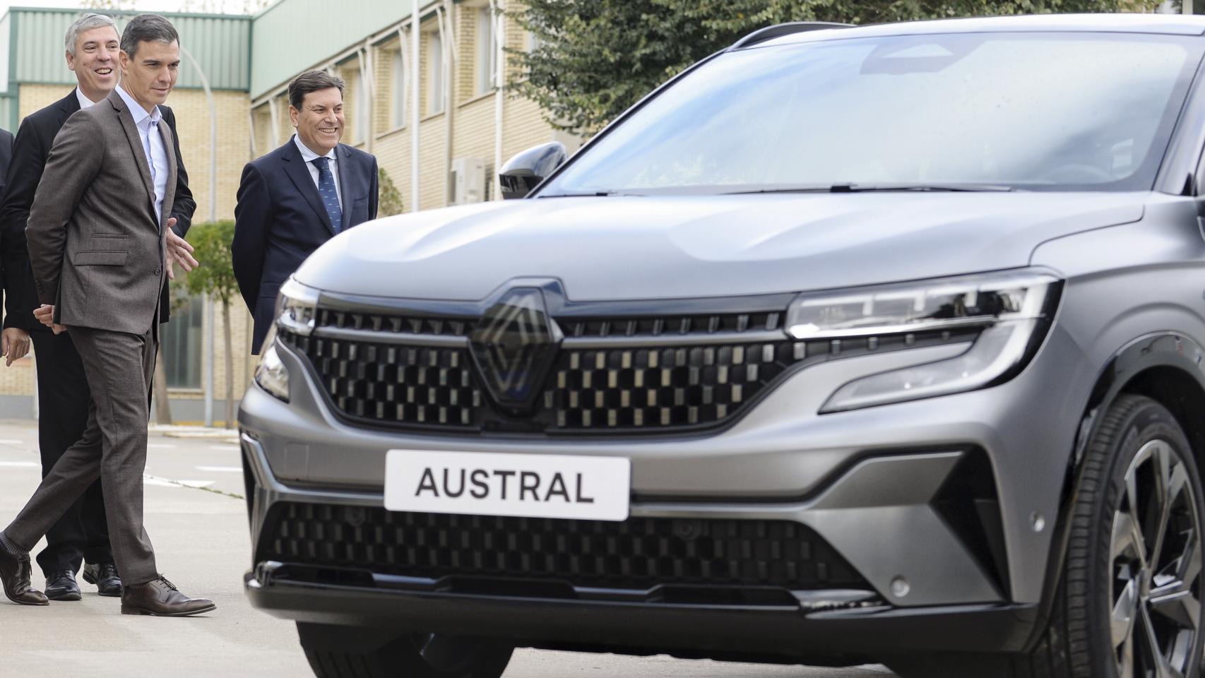 Pedro Sánchez conoce de primera mano el Renault Austral en Valladolid.