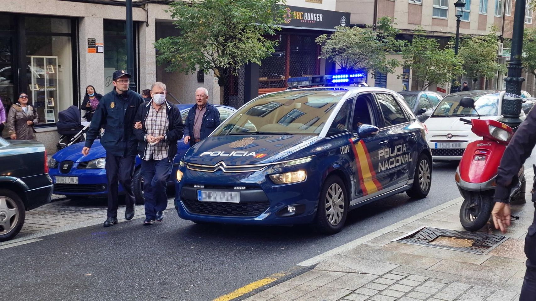 El detenido por haber matado a puñaladas a su vecina llega al lugar de los hechos.