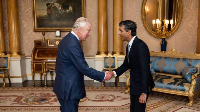 Rishi Sunak saluda al rey Carlos III.
