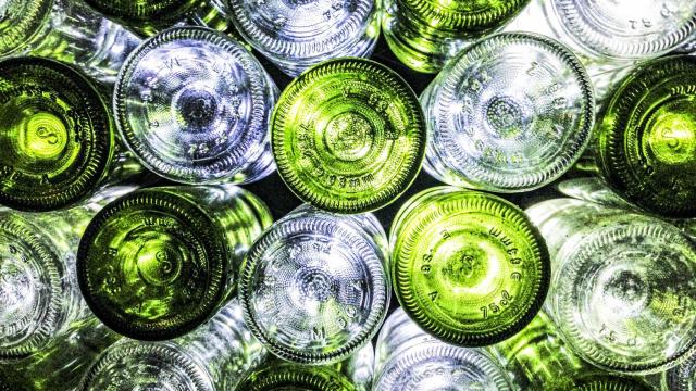 Imagen de archivo de botellas de vidrio