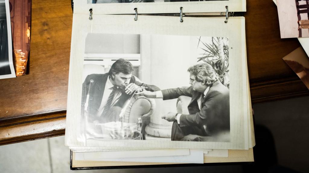La foto icónica de Sotillos encendiendo el cigarrillo de Felipe González. Confidencias de portavoz y presidente del Gobierno.