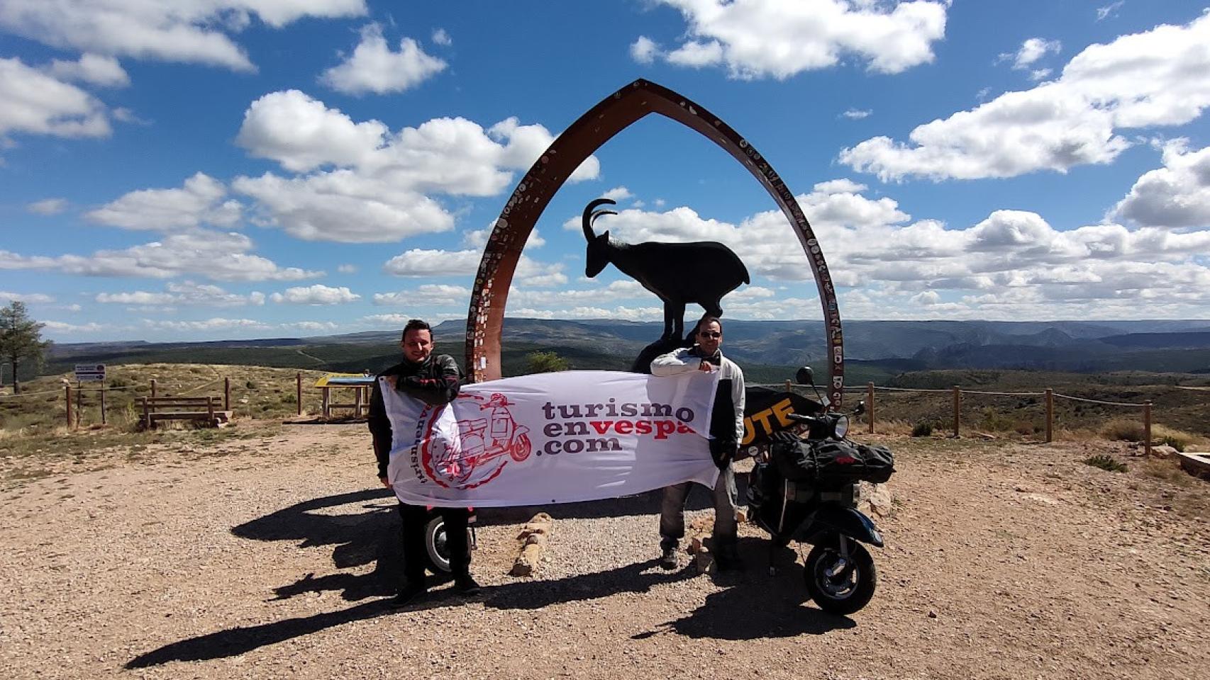 Dos conductores de Turismo en Vespa