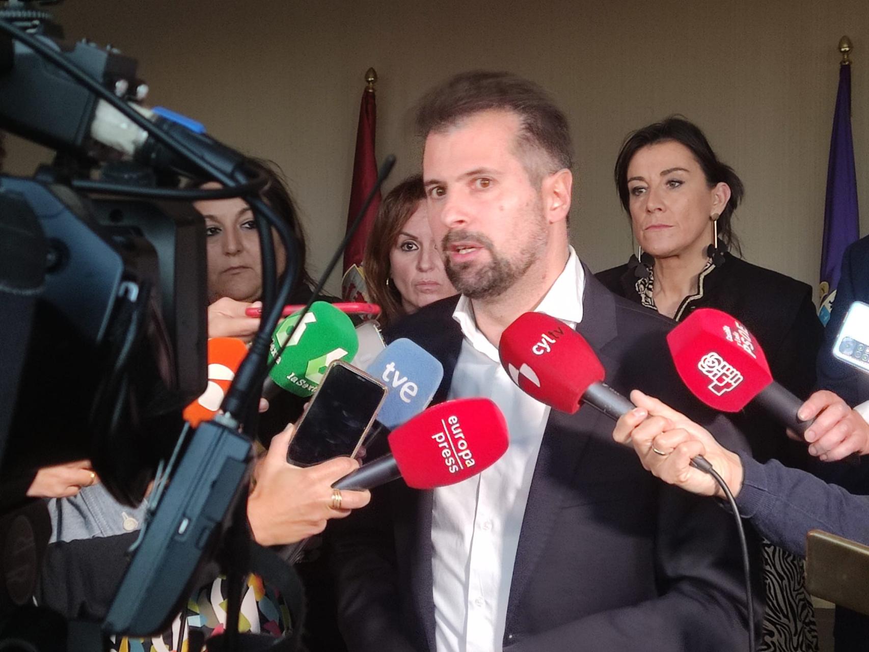 Tudanca responde a los medios en el pasillo de las Cortes