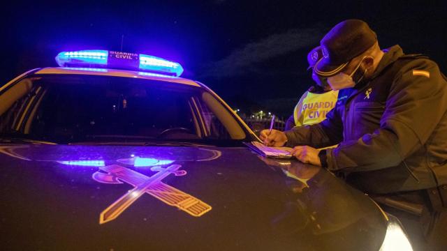 Un agente de la Guardia Civil en una intervención