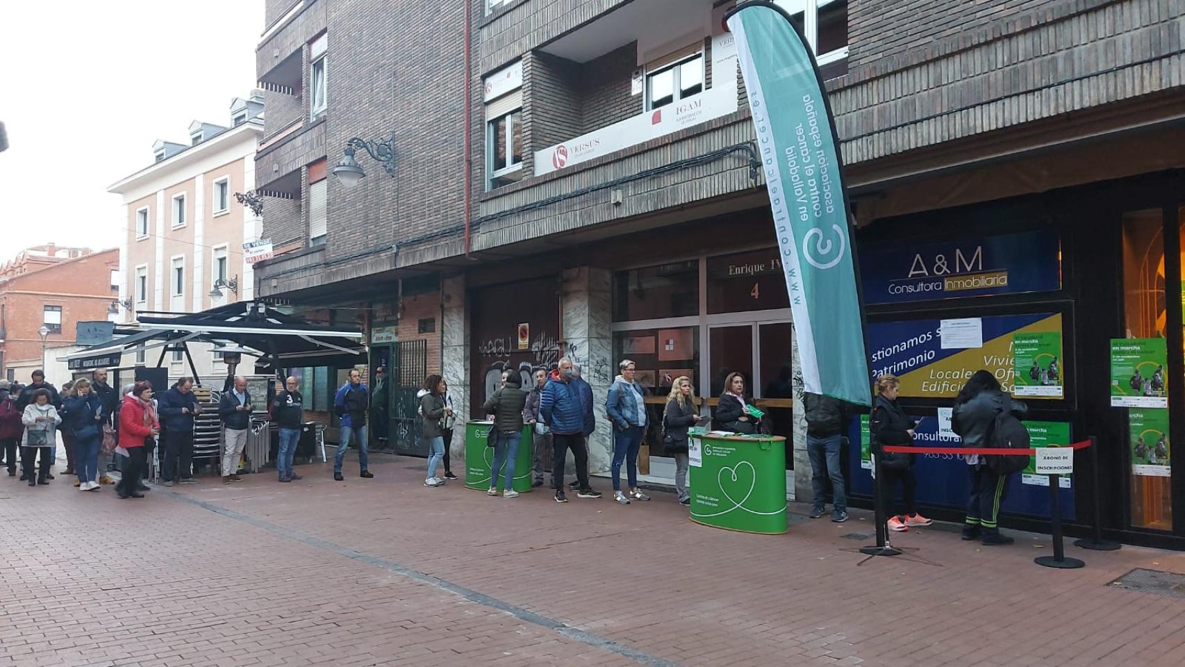 Colas para la inscripción en la Marcha Contra el Cáncer de Valladolid