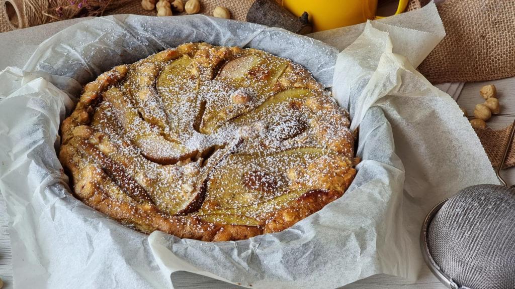 Pastel de pera y avellanas estilo Clafoutis, una receta francesa para el postre