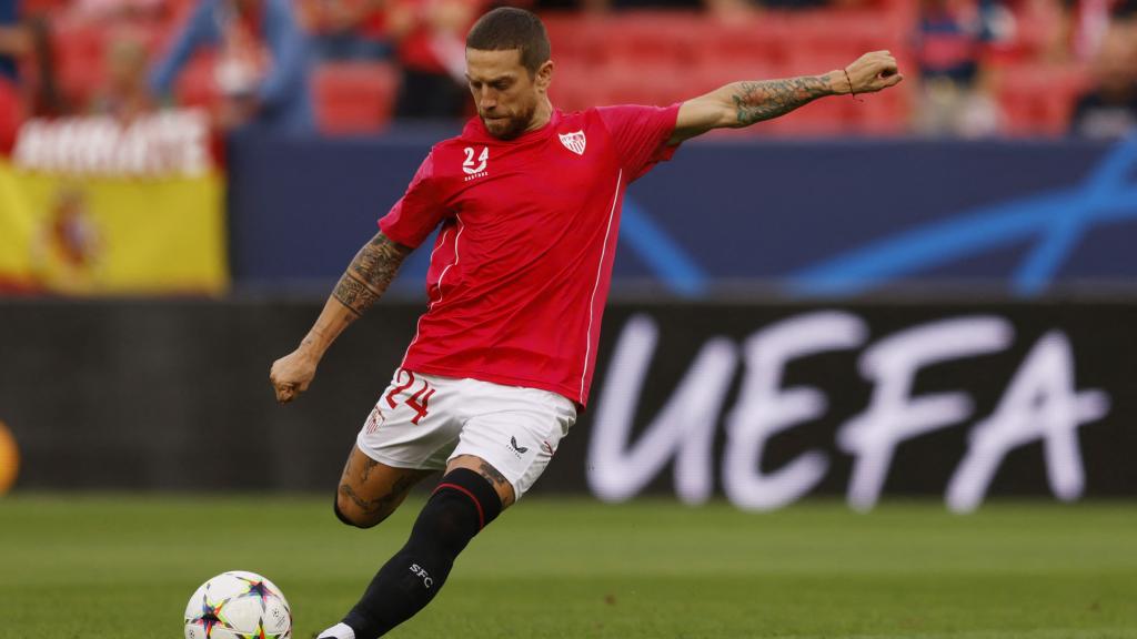 'Papu' Gómez, practicando los tiros a portería durante el calentamiento del Sevilla