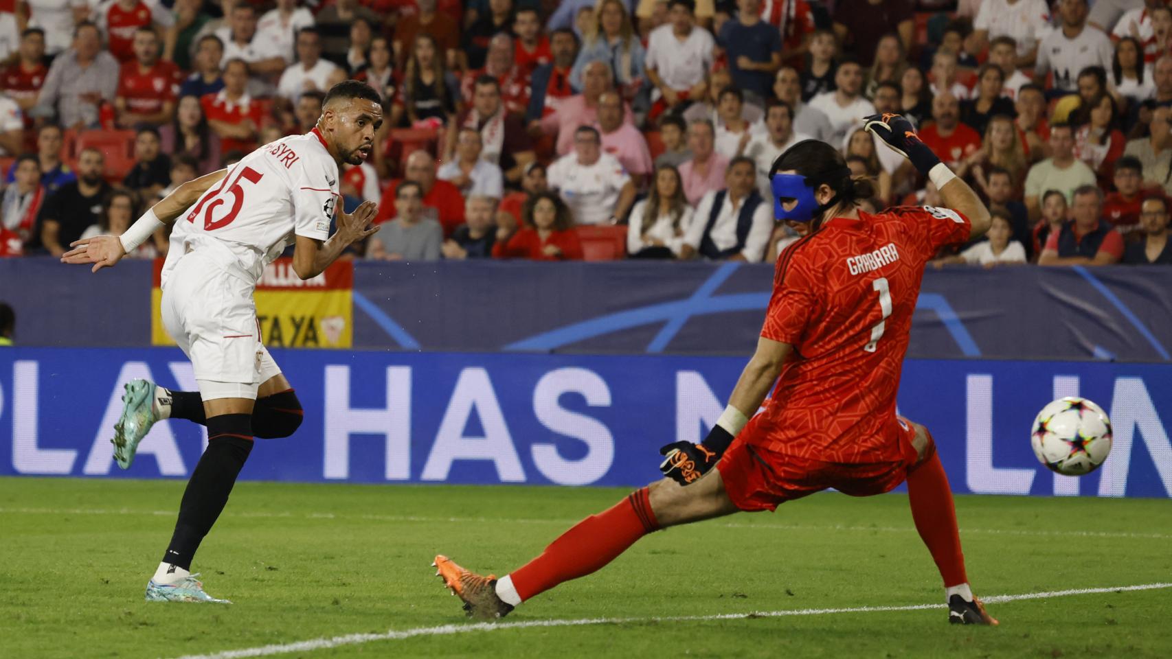 En-Nesyri, superando a Grabara para marcar el gol del 1-0 para el Sevilla