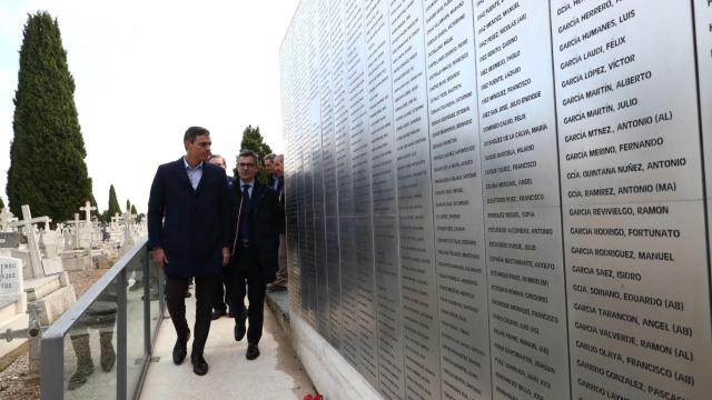 Pedro Sánchez y Félix Bolaños,  durante su visita a los trabajos de exhumación en una de las fosas comunes del cementerio del Carmen de Valladolid.