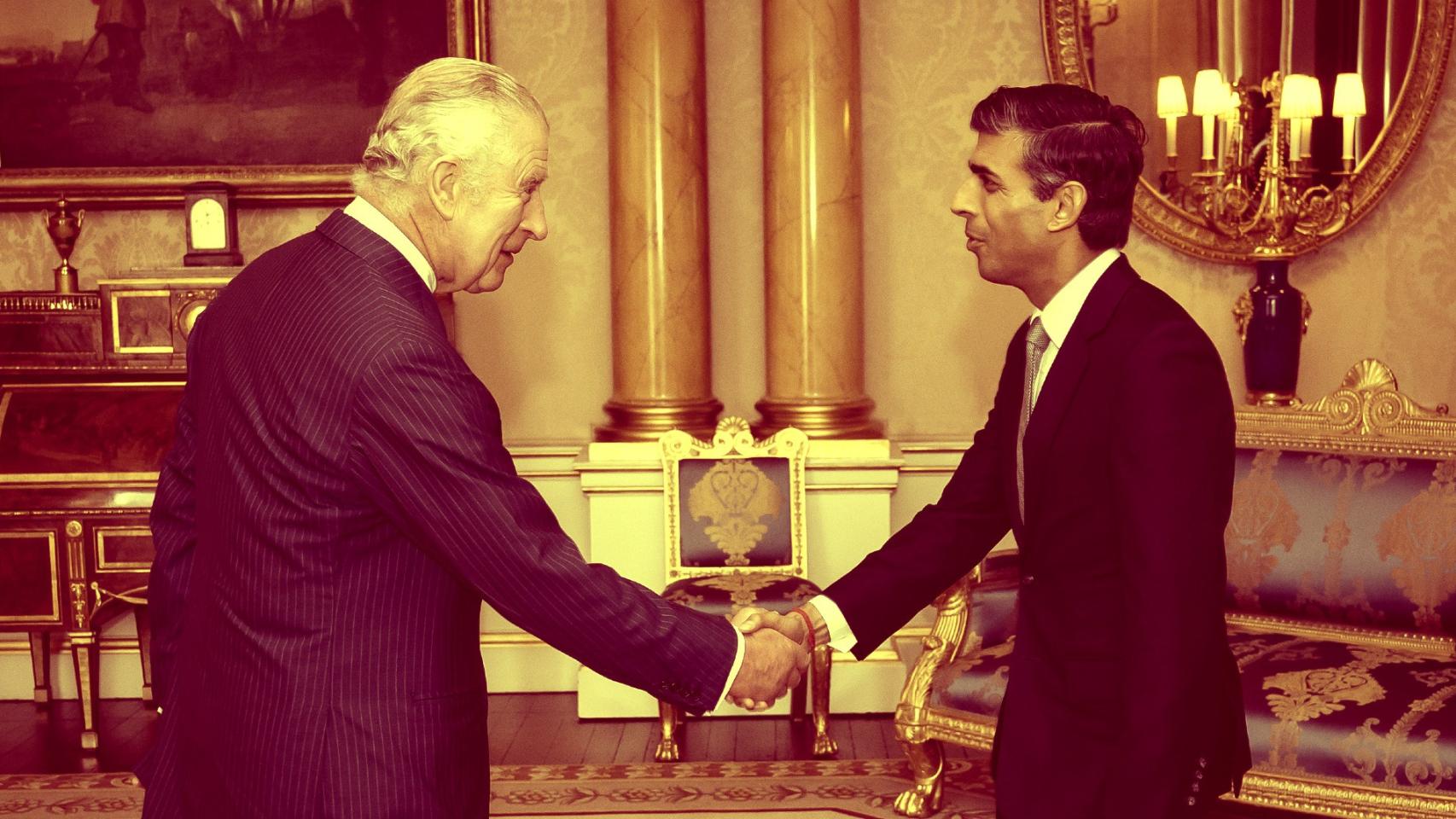 Carlos III recibe al nuevo líder del Partido Conservador, Rishi Sunak, en el Palacio de Buckingham.
