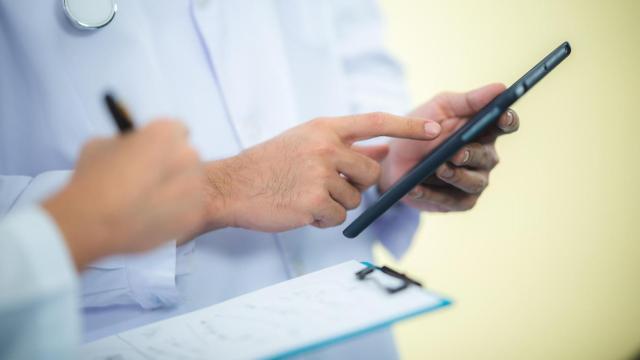 Doctores consultando un historial clínico.