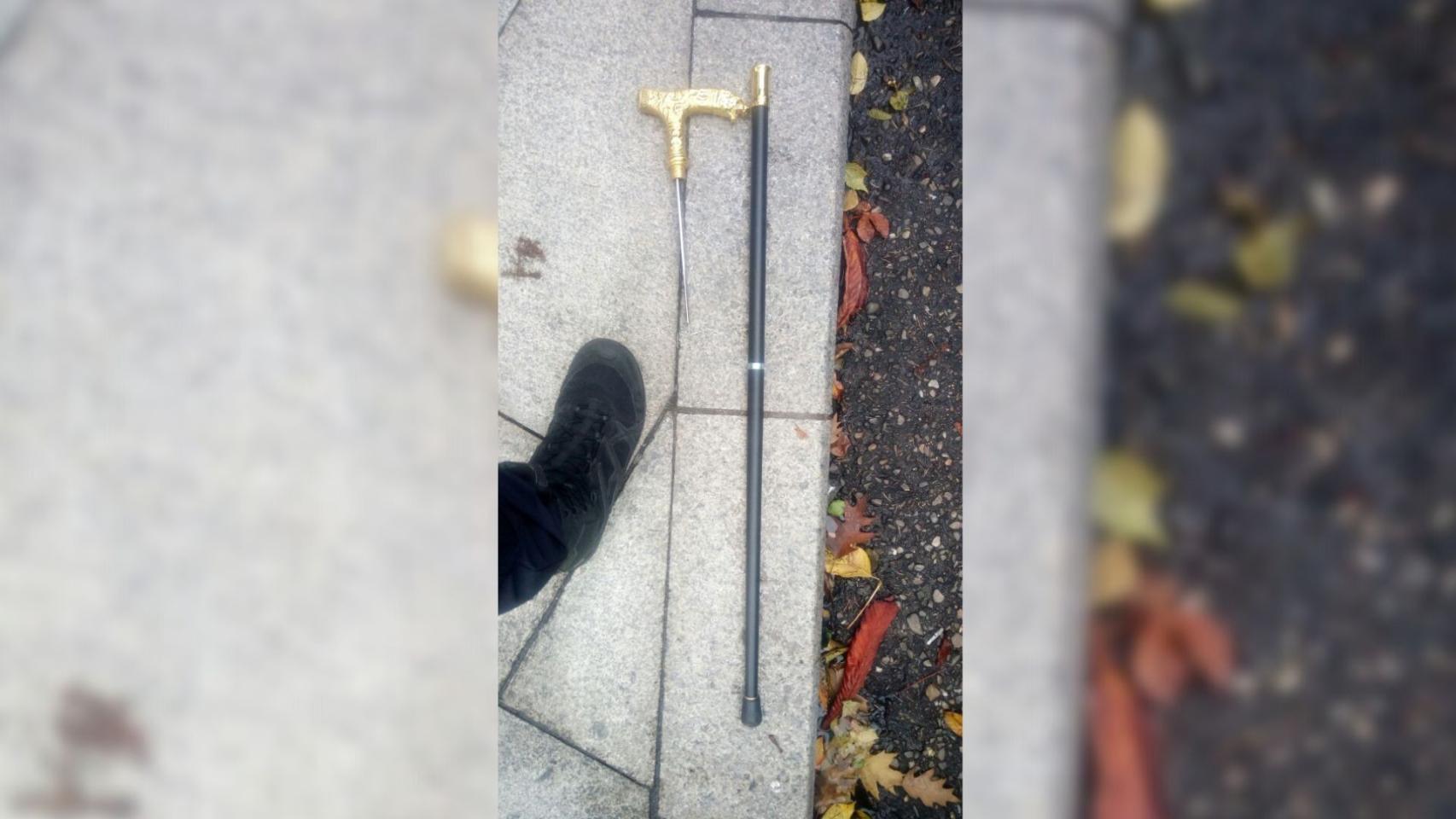 El bastón que ocultaba un sable con una hoja de 17 centímetros.