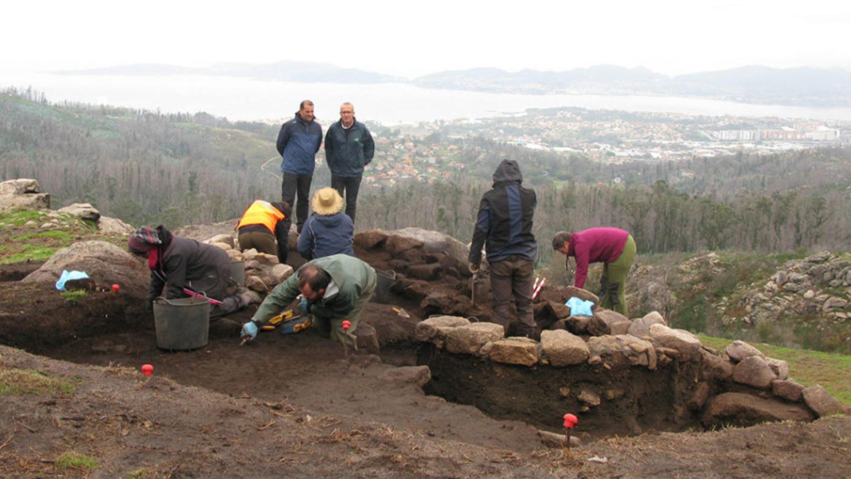 Excavaciones en el Castro de Chandebrito.