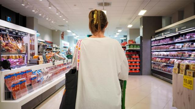 Una mujer hace la compra.