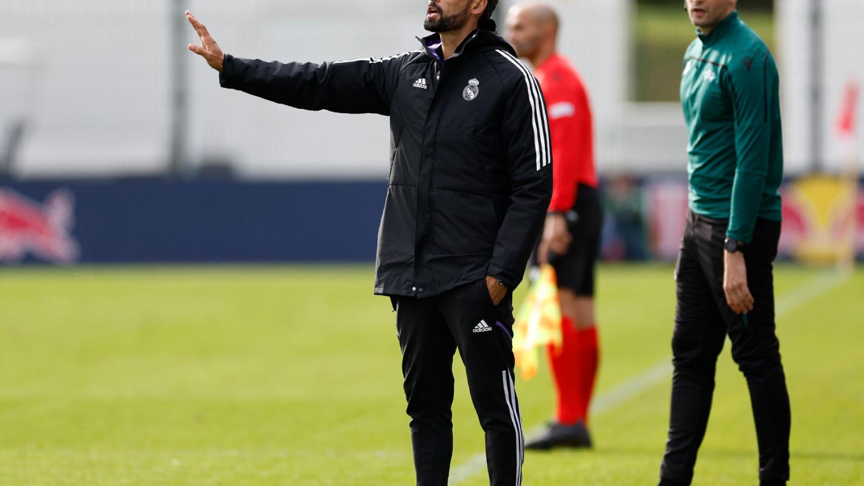 Álvaro Arbeloa dirigiendo al Juvenil A del Real Madrid en la Youth League