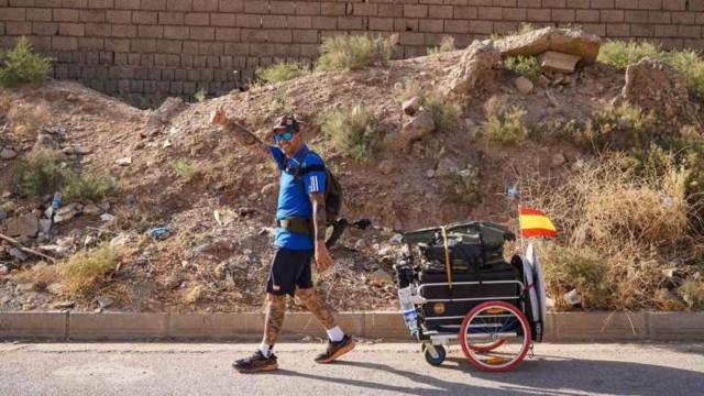 Santiago Sánchez, el madrileño que iba de España al mundial de Qatar a pie.