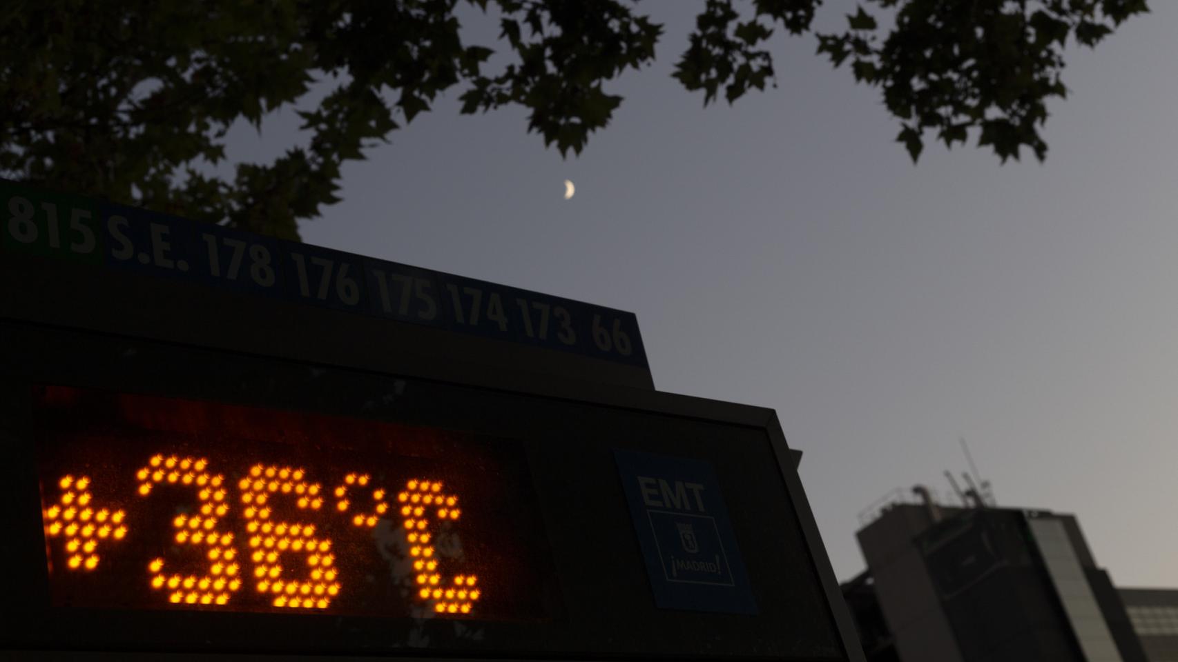 Un termómetro marca 36ºC durante una noche calurosa en Madrid este verano.